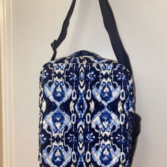 Vera Bradley deluxe lunchbox in the pattern Ikat island. - Picture 4 of 5